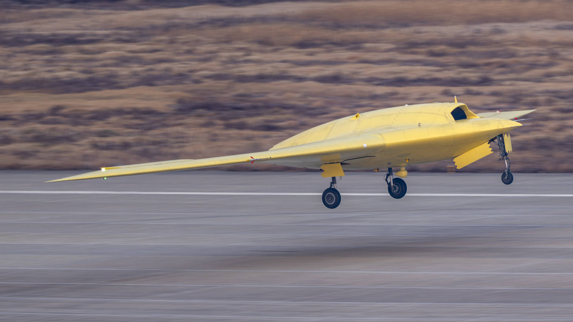 多张高清大图<strong></p>
<p>ZB.COM</strong>！新型高空高速长航时无人机彩虹-7近日成功首飞