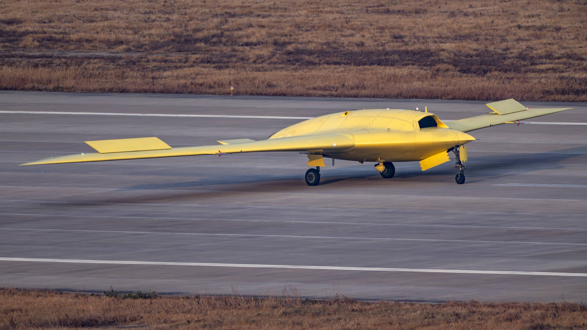 多张高清大图<strong></p>
<p>ZB.COM</strong>！新型高空高速长航时无人机彩虹-7近日成功首飞