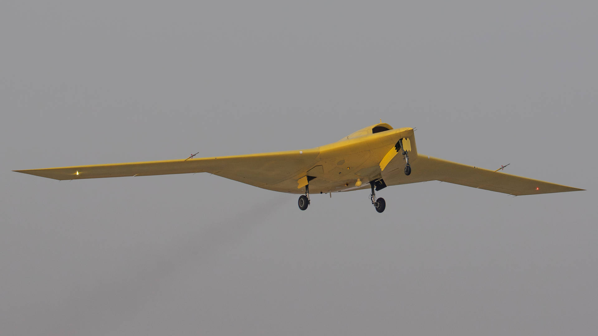 多张高清大图<strong></p>
<p>ZB.COM</strong>！新型高空高速长航时无人机彩虹-7近日成功首飞