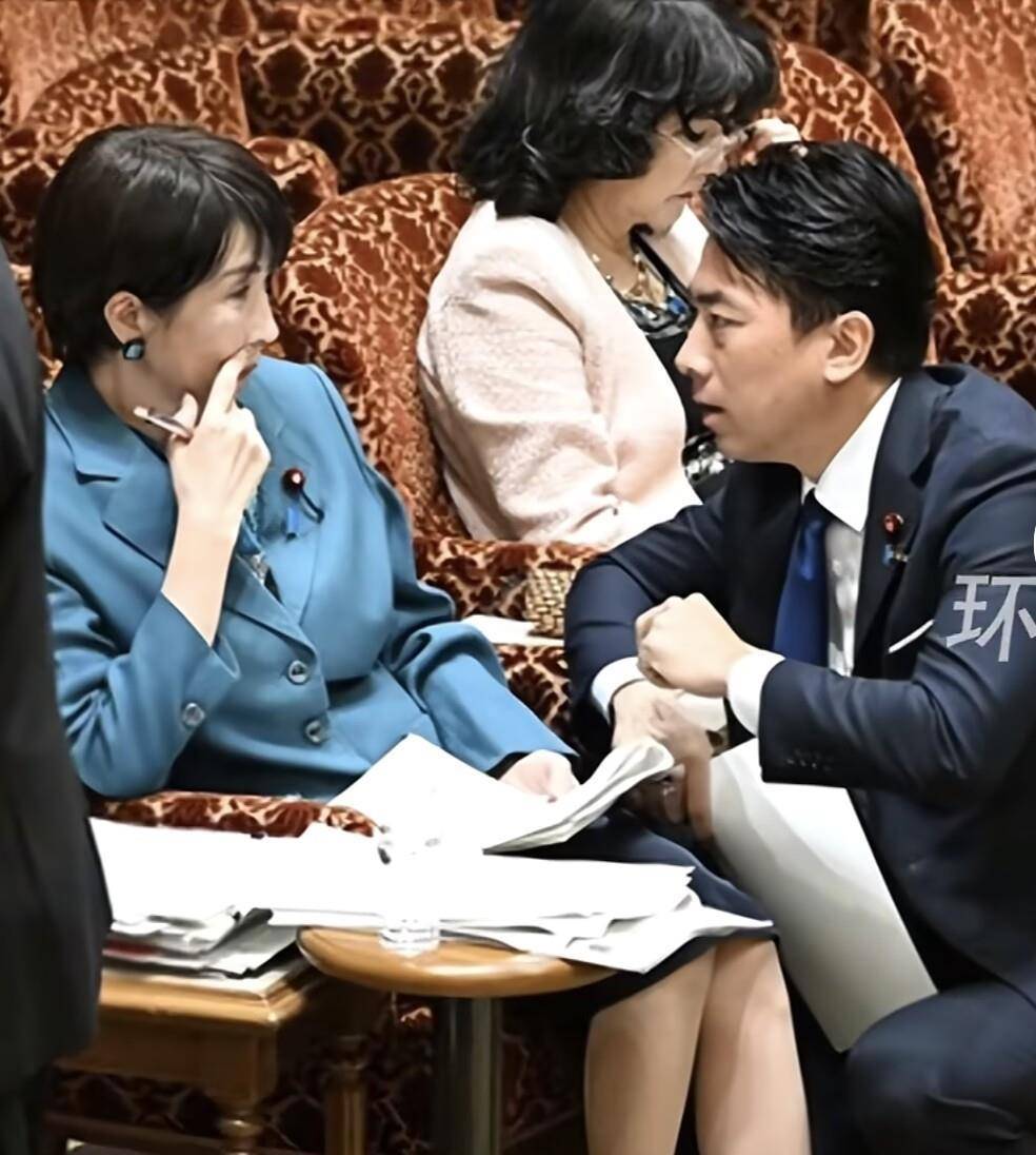 小泉进次郎跪地与高市早苗交谈<strong></p>
<p>比特币今日价格行情</strong>，企图为高市发声，遭在野党强烈嘘声