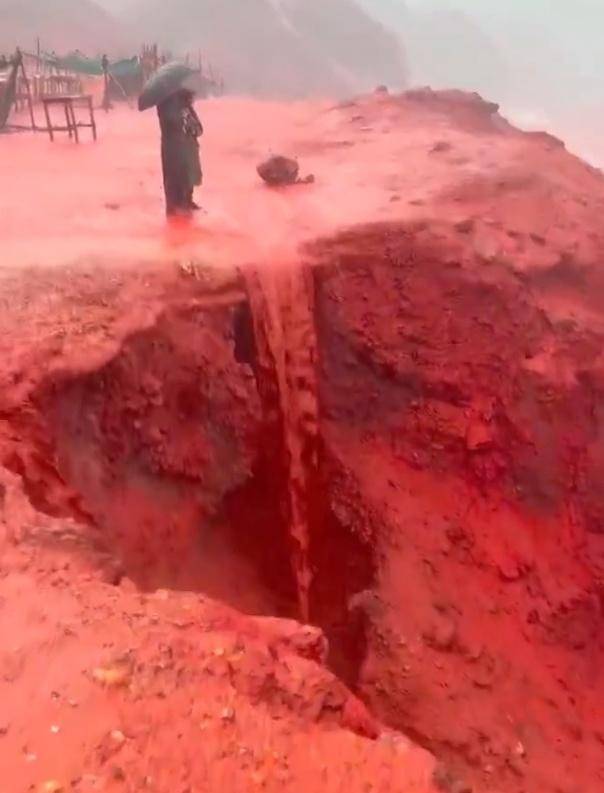 罕见！伊朗霍尔木兹岛遭遇强降雨<strong></p>
<p>数字货币交易</strong>，部分海域变成“血色海洋”