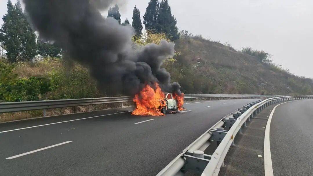 四川高速上一汽车突发自燃！车内两人闻到异味后果断弃车<strong></p>
<p>数字货币交易</strong>，成功逃生