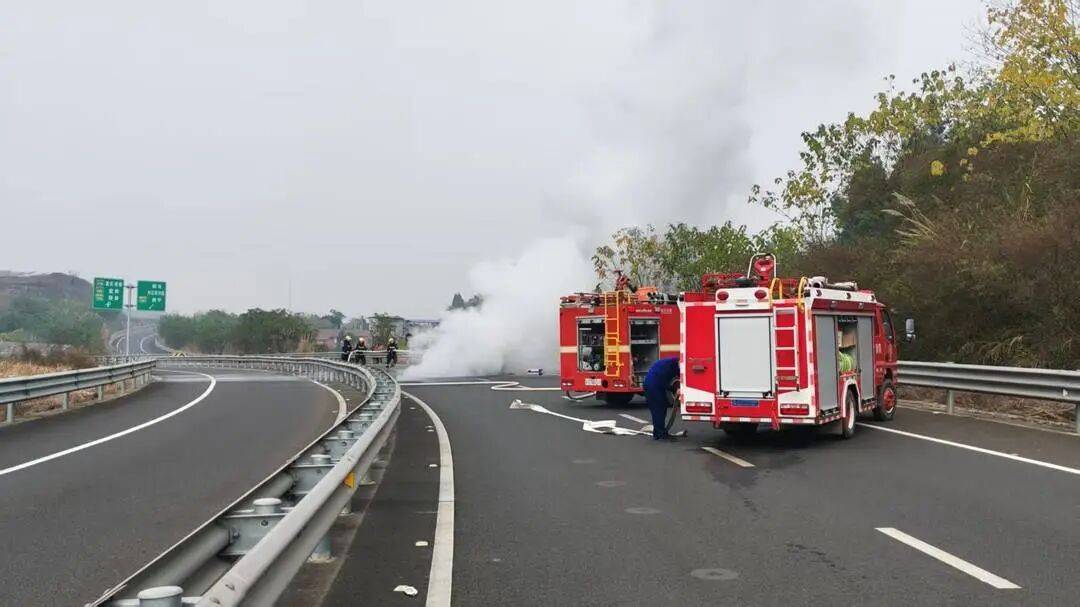 四川高速上一汽车突发自燃！车内两人闻到异味后果断弃车<strong></p>
<p>数字货币交易</strong>，成功逃生