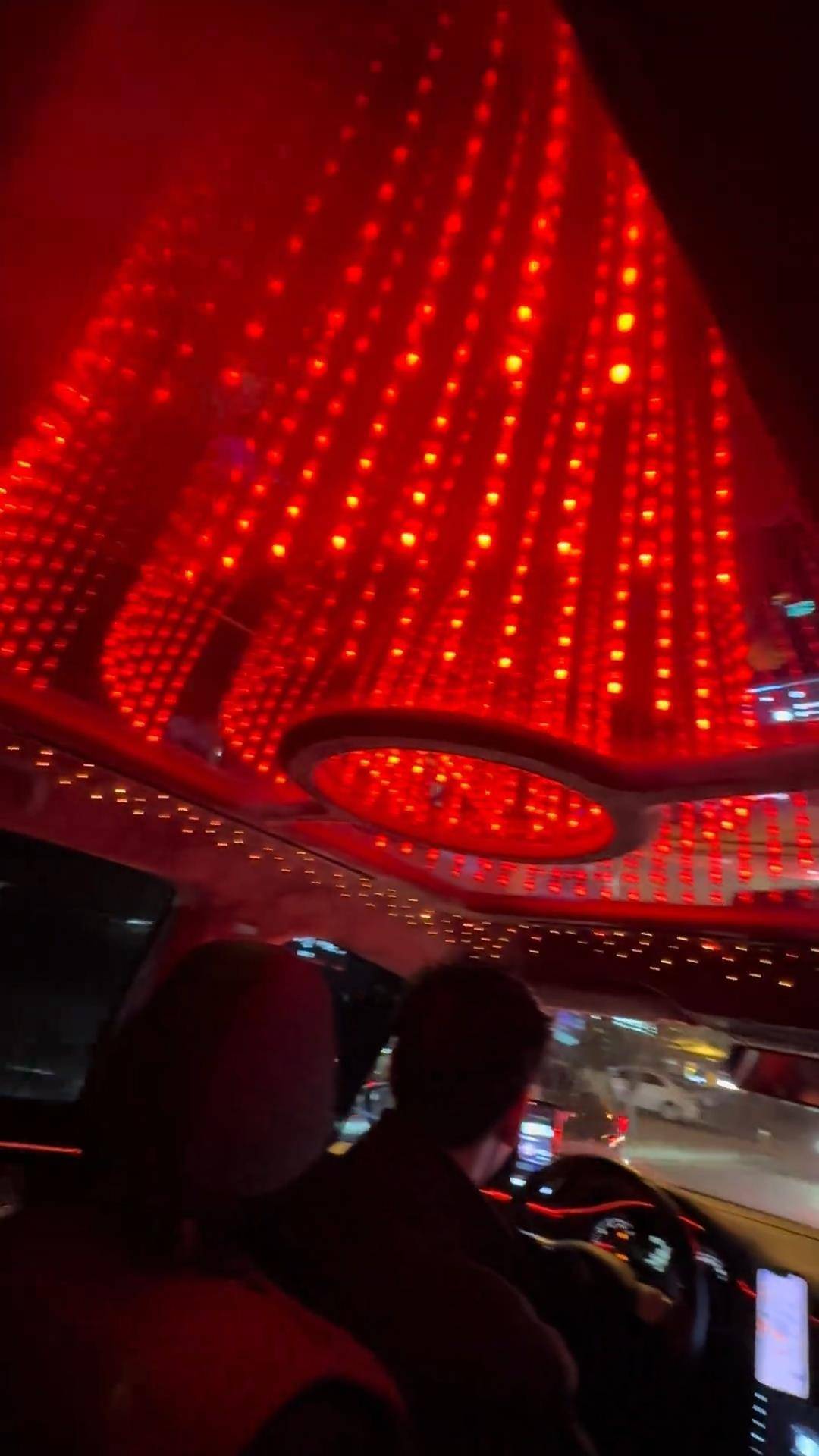 长春一女子打车遇“最炫出租车”<strong></p>
<p>火必app</strong>，车顶被改装为绚丽星空顶，网友：打车竟然打到了移动KTV