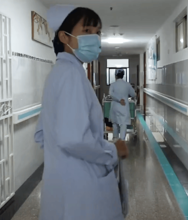 张水华辞职后携老公直播秀恩爱<strong></p>
<p>插针</strong>，称白岩松是自己恩人