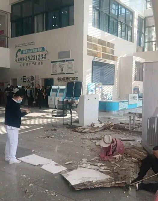 门诊楼大厅吊顶破损部分坠落致4人受伤<strong></p>
<p>插针</strong>，三亚中心医院道歉