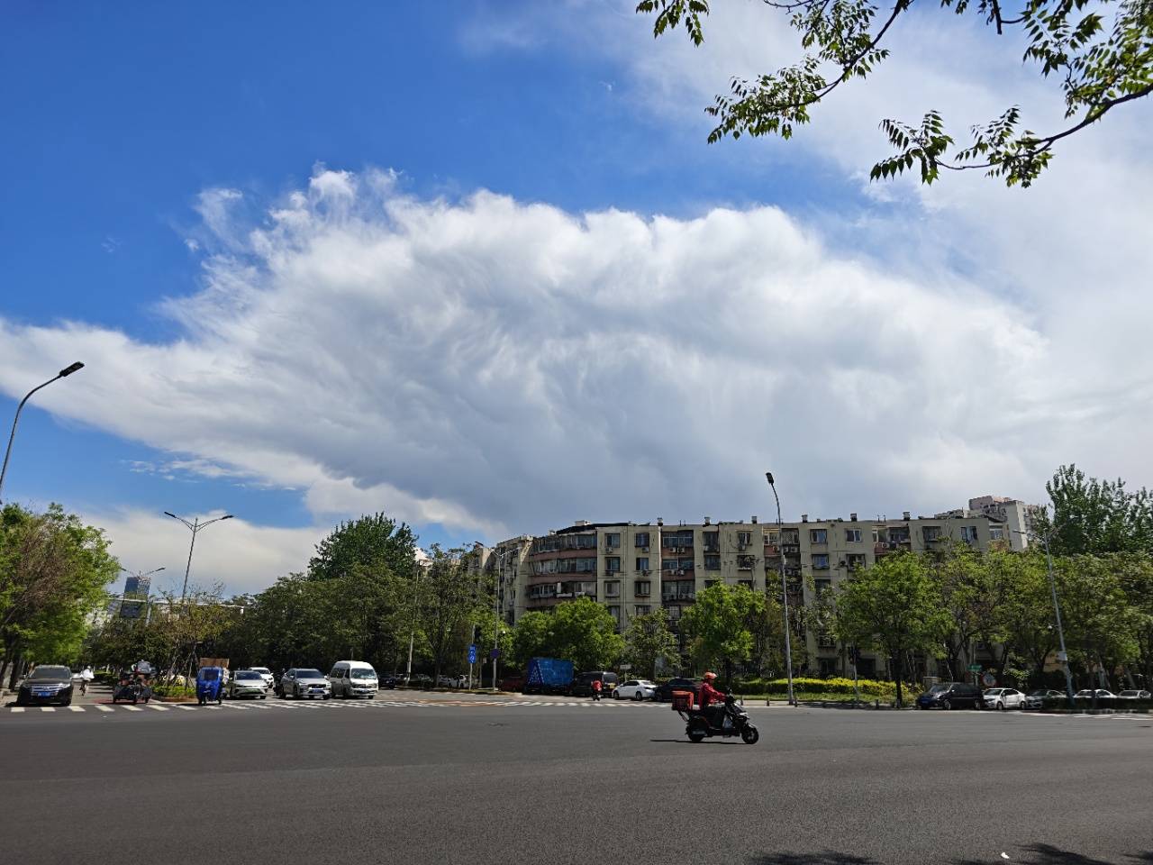 出现“雨幡”奇景<strong></p>
<p>中邮核心成长基金净值</strong>，北京今天的云像“天空之城”