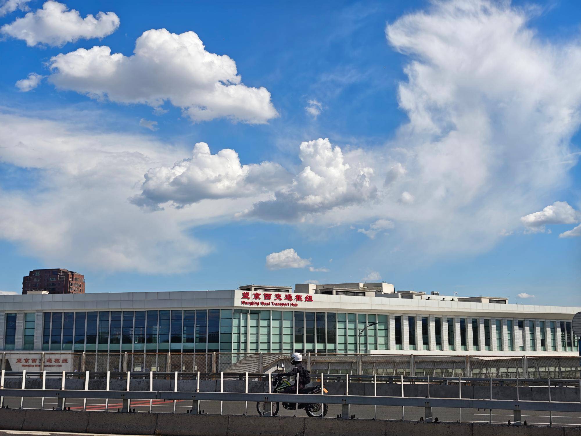 出现“雨幡”奇景<strong></p>
<p>中邮核心成长基金净值</strong>，北京今天的云像“天空之城”