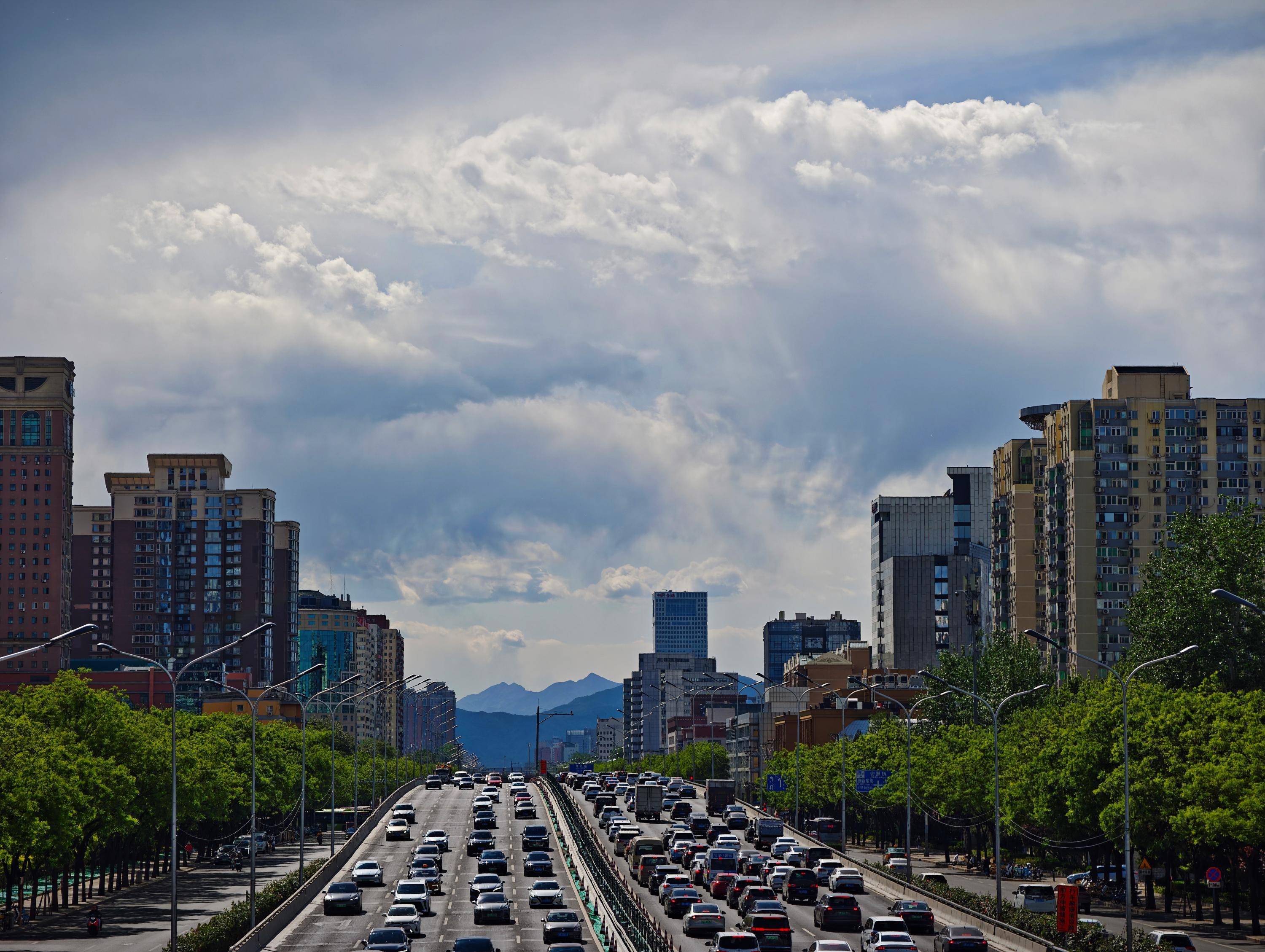 出现“雨幡”奇景<strong></p>
<p>中邮核心成长基金净值</strong>，北京今天的云像“天空之城”