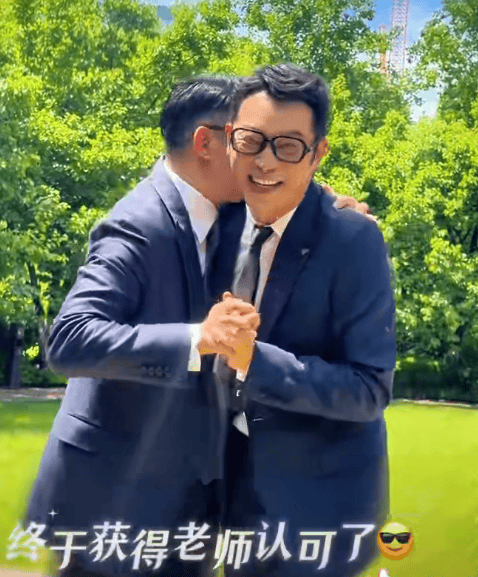 沙溢瘦到都认不出！穿西装秀大长腿<strong></p>
<p>基金投资</strong>，与“法拉利大叔” 许文飙同框跳舞，网友惊呼颜值回归：军艺校草不是吹的