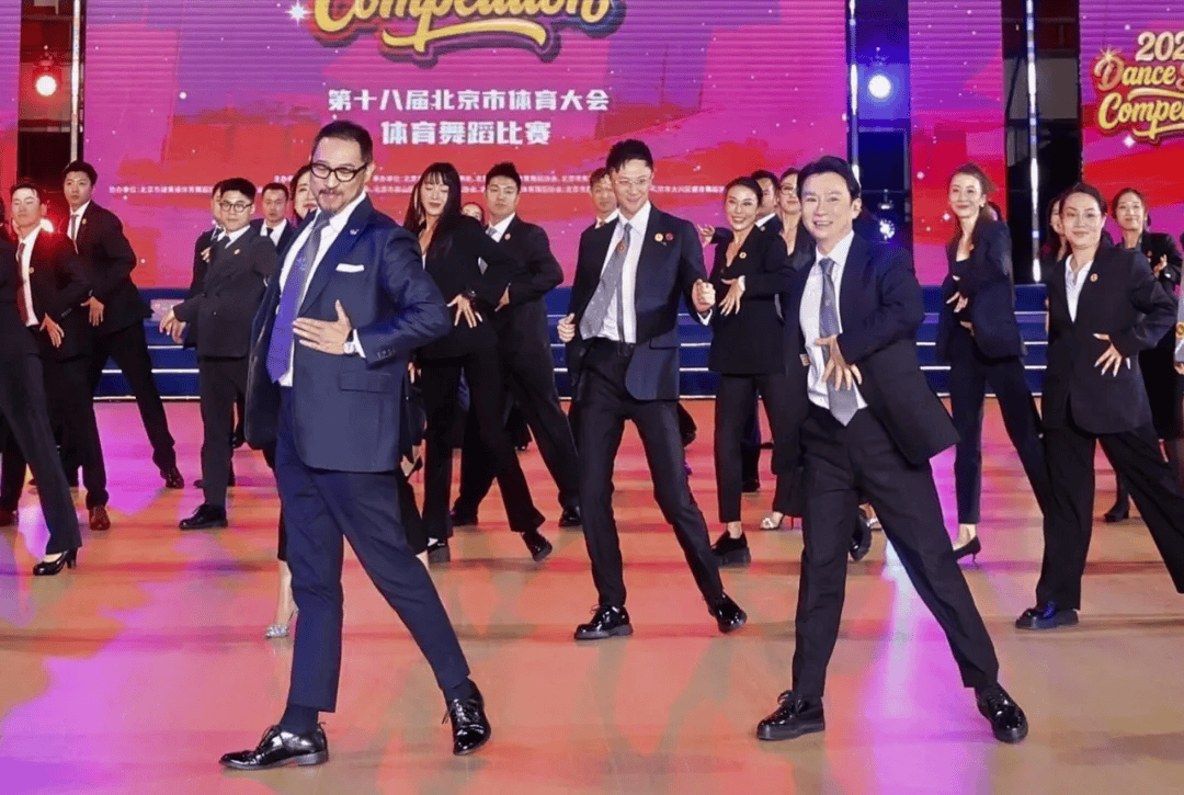 沙溢瘦到都认不出！穿西装秀大长腿<strong></p>
<p>基金投资</strong>，与“法拉利大叔” 许文飙同框跳舞，网友惊呼颜值回归：军艺校草不是吹的