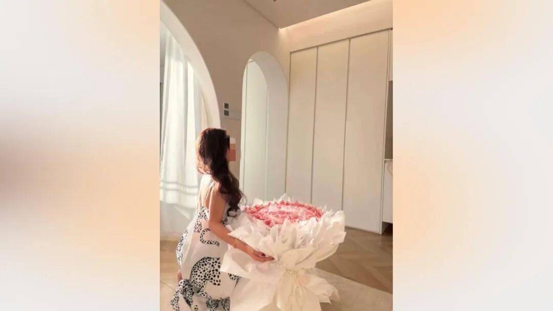 25岁海归男子恋上浙江离异老板娘<strong></p>
<p>基金手续费</strong>，分手后追讨12万：每个月给她点外卖都要五六千，对方却没转过一分钱，每次转账还要写自愿赠与，准备起诉